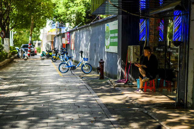 电动车 街道 垃圾箱 汽车 秋千 单杠 杆 美女 商场 植物 衣物 链状栅栏 滑动门