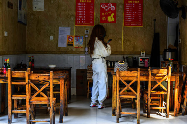 街道  街景 杂货店 工地 衣物 理发店 商场 餐厅 雨伞 相框 广场 餐桌 垃圾箱 汽车 美女