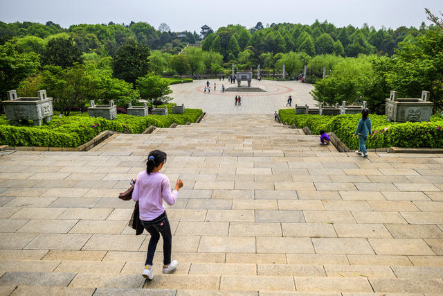 小河 湖 建筑 广场 室外 美女 草地 树林 植物 花 飞机