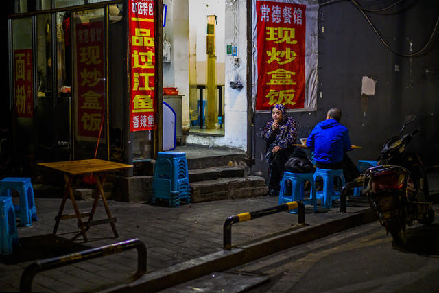 街道  街景 杂货店 工地 衣物 理发店 商场 餐厅 雨伞 相框 广场 餐桌 垃圾箱 汽车 美女
