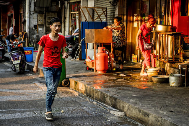 街道  街景 杂货店 工地 衣物 理发店 商场 餐厅 雨伞 相框 广场 餐桌 垃圾箱 汽车 美女