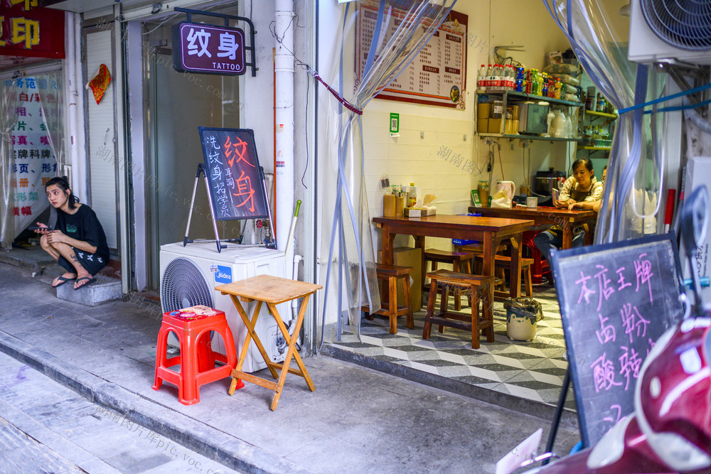 理发店 杂货店 街景 箱包 衣柜 饰品 衣物 街道 雨伞 布裙 相框 画 汽车 自行车 人力车 桶 挂锁 冰箱 室内 宿舍 餐厅 鞋店