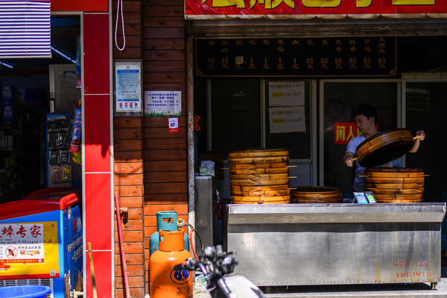 街道  街景 杂货店 工地 衣物 理发店 商场 餐厅 雨伞 相框 广场 餐桌 垃圾箱 汽车 美女