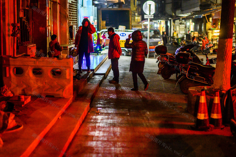  Street view, grocery store, construction site, clothing barber shop, shopping mall, restaurant, umbrella, picture frame, square, table, garbage bin, car, beauty