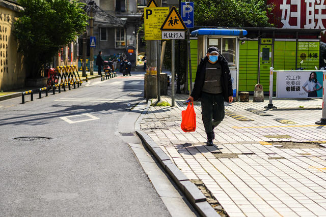 街道  街景 杂货店 工地 衣物 理发店 商场 餐厅 雨伞 相框 广场 餐桌 垃圾箱 汽车 美女