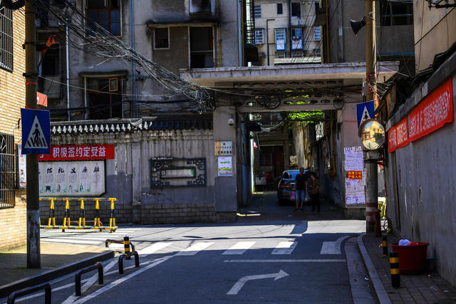 街道  街景 杂货店 工地 衣物 理发店 商场 餐厅 雨伞 相框 广场 餐桌 垃圾箱 汽车 美女