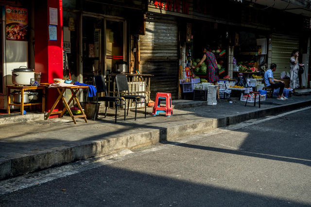 街道  街景 杂货店 工地 衣物 理发店 商场 餐厅 雨伞 相框 广场 餐桌 垃圾箱 汽车 美女