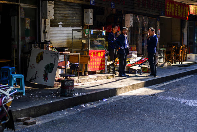 街道  街景 杂货店 工地 衣物 理发店 商场 餐厅 雨伞 相框 广场 餐桌 垃圾箱 汽车 美女