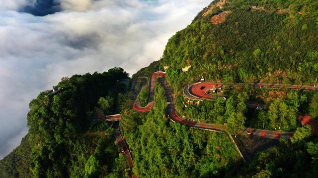 盘 山 公 路 雾 云 山 景 画