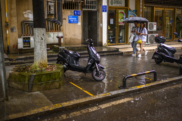 街道  街景 杂货店 工地 衣物 理发店 商场 餐厅 雨伞 相框 广场 餐桌 垃圾箱 汽车 美女