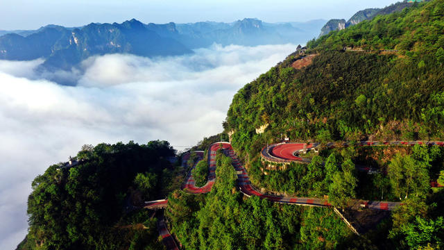 盘 山 公 路 雾 云 山 景 画