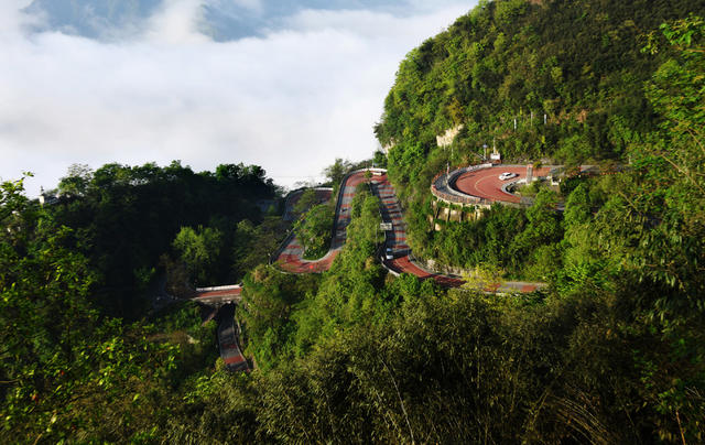  Scenery painting of Wuyun Mountain on winding mountain road