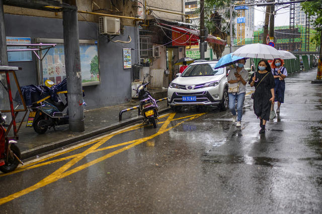 街道  街景 杂货店 工地 衣物 理发店 商场 餐厅 雨伞 相框 广场 餐桌 垃圾箱 汽车 美女