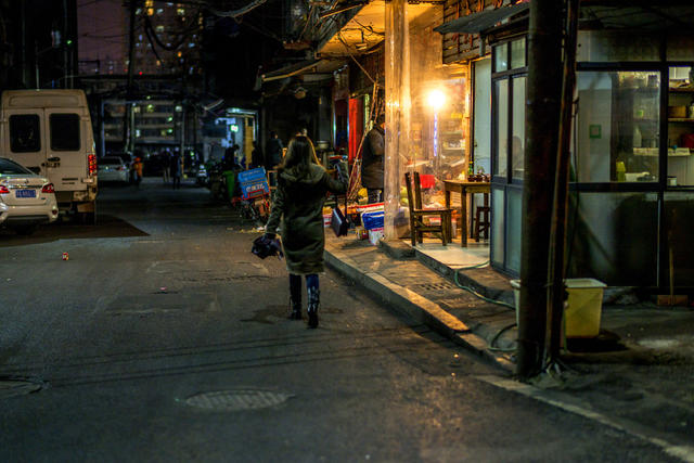 街道  街景 杂货店 工地 衣物 理发店 商场 餐厅 雨伞 相框 广场 餐桌 垃圾箱 汽车 美女