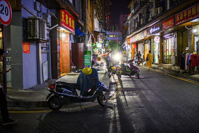 街道 工地 杂货店 面包 美女 街景 车站 三轮车 电动车 箱包 其他 餐厅 肉店 汽车 烟草店 汽水瓶 机器