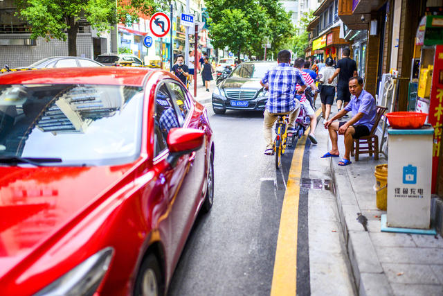 街道 工地 杂货店 面包 美女 街景 车站 三轮车 电动车 箱包 其他 餐厅 肉店 汽车 烟草店 汽水瓶 机器