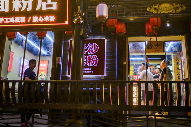 楼梯 餐厅 箱包 室外 沙发 铜牌匾 街道 街景 门垫 庭院 杂货店 建筑 啤酒瓶 祭坛 桶