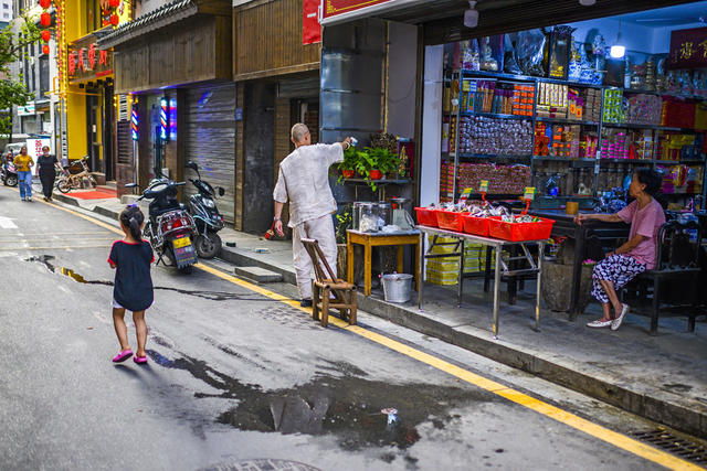 建筑 大厦 街景 电动车 美女 理发店 餐厅 箱包 衣物 杂货店 商场 自行车 饰品