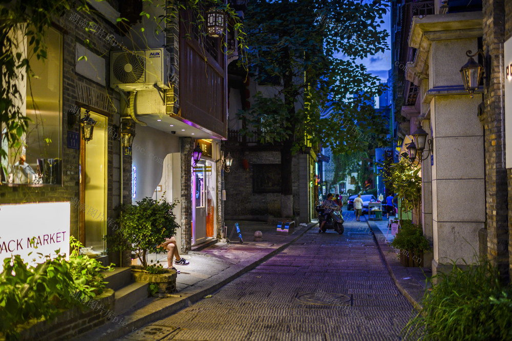  Stairs, restaurants, bags, outdoor sofas, bronze plaques, street views, doormats, courtyards, grocery stores, buildings, beer bottles, altar barrels