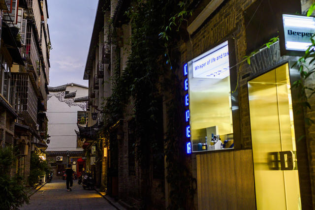 楼梯 餐厅 箱包 室外 沙发 铜牌匾 街道 街景 门垫 庭院 杂货店 建筑 啤酒瓶 祭坛 桶