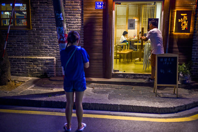 街道 汽车 街景 箱包 餐厅 美女 垃圾箱 衣物 人力车 室内 家居物品 建筑 室外