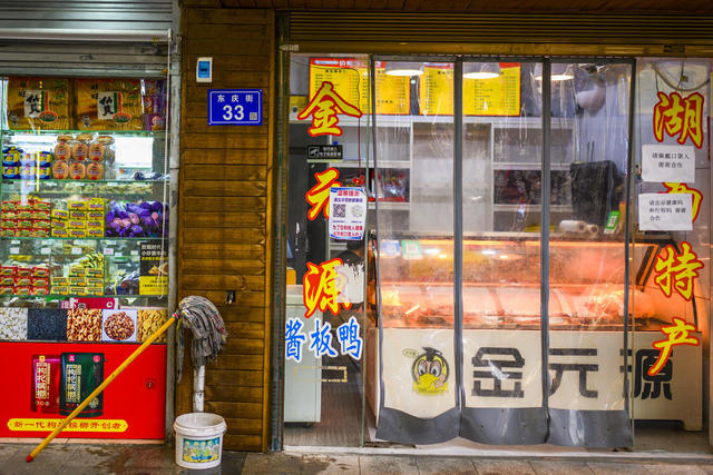 街道 工地 杂货店 面包 美女 街景 车站 三轮车 电动车 箱包 其他 餐厅 肉店 汽车 烟草店 汽水瓶 机器