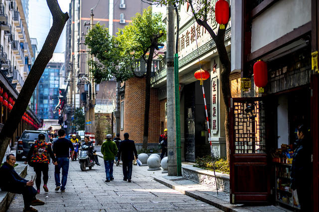 楼梯 餐厅 箱包 室外 沙发 铜牌匾 街道 街景 门垫 庭院 杂货店 建筑 啤酒瓶 祭坛 桶