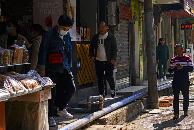 街道 工地 杂货店 面包 美女 街景 车站 三轮车 电动车 箱包 其他 餐厅 肉店 汽车 烟草店 汽水瓶 机器