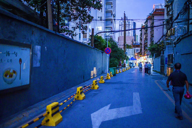街道 汽车 街景 箱包 餐厅 美女 垃圾箱 衣物 人力车 室内 家居物品 建筑 室外