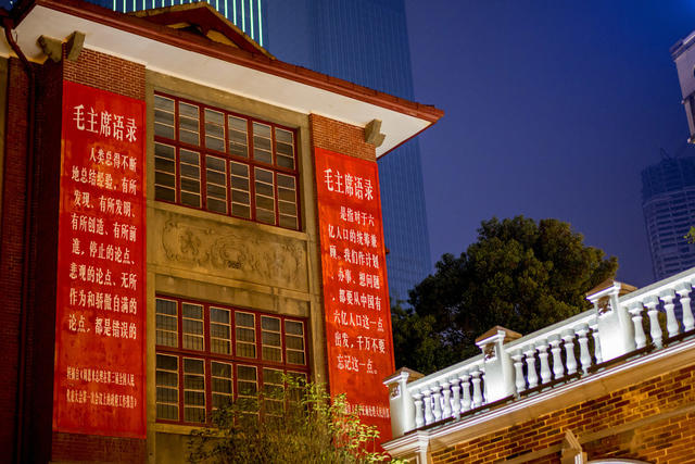 楼梯 餐厅 箱包 室外 沙发 铜牌匾 街道 街景 门垫 庭院 杂货店 建筑 啤酒瓶 祭坛 桶