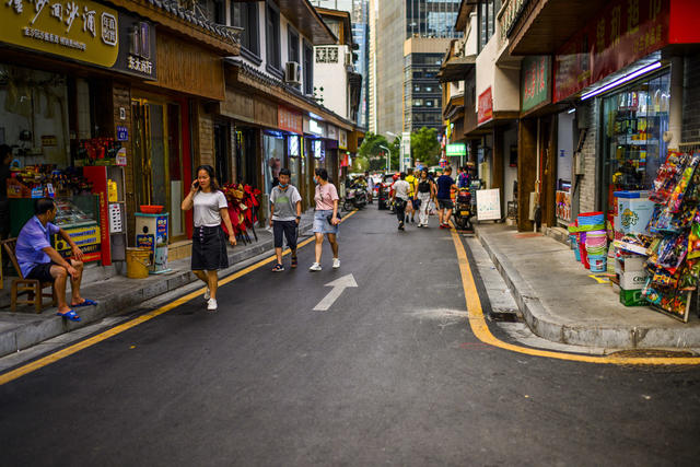 街道 工地 杂货店 面包 美女 街景 车站 三轮车 电动车 箱包 其他 餐厅 肉店 汽车 烟草店 汽水瓶 机器