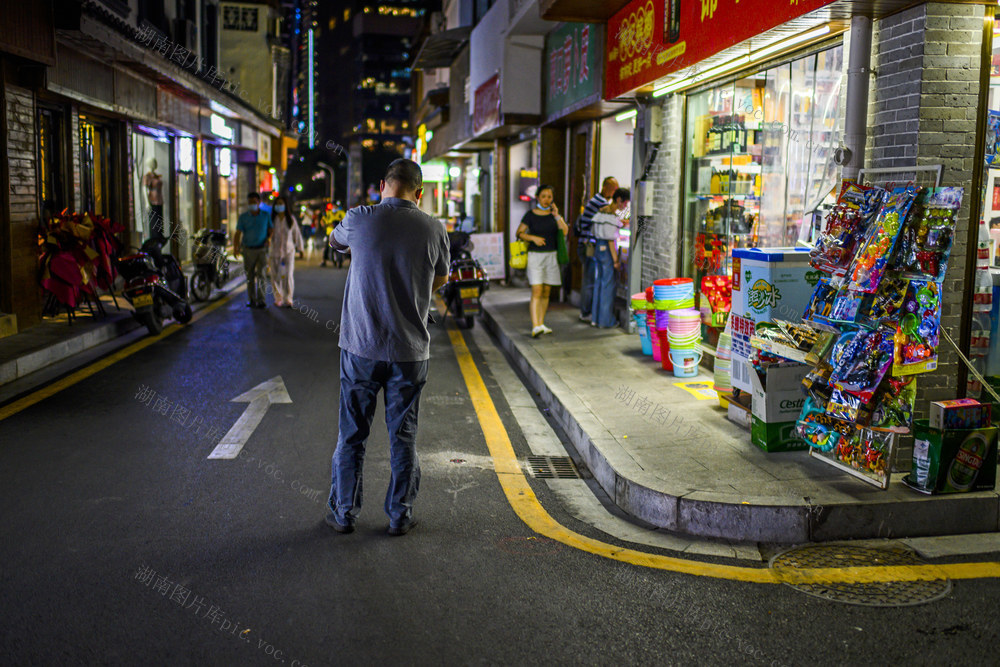 街道 工地 杂货店 面包 美女 街景 车站 三轮车 电动车 箱包 其他 餐厅 肉店 汽车 烟草店 汽水瓶 机器