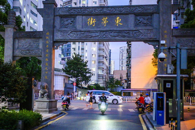 街道 汽车 街景 箱包 餐厅 美女 垃圾箱 衣物 人力车 室内 家居物品 建筑 室外