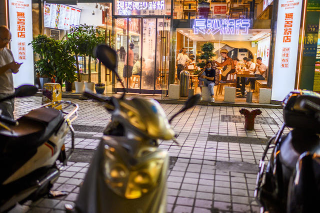 街道 工地 杂货店 面包 美女 街景 车站 三轮车 电动车 箱包 其他 餐厅 肉店 汽车 烟草店 汽水瓶 机器