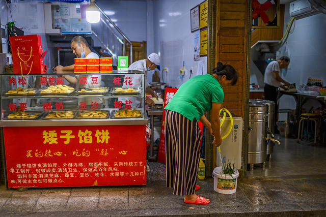 街道 工地 杂货店 面包 美女 街景 车站 三轮车 电动车 箱包 其他 餐厅 肉店 汽车 烟草店 汽水瓶 机器