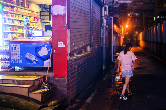 街道 街景 室外 汽车 聚光灯 夜景 大厦 其他 餐厅 电动车 自行车 桶 工地