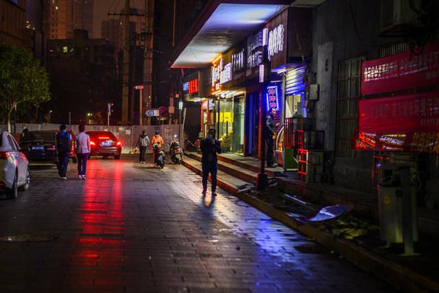 街景  美女 旋转式栅门 杆 交通灯 指示牌 理发店 商场 夜景 街道 大厦 烟草店 杂货店 汽车