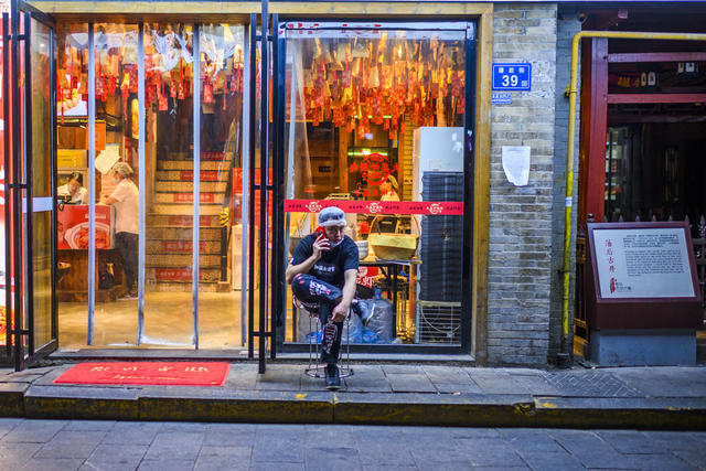 街景  美女 旋转式栅门 杆 交通灯 指示牌 理发店 商场 夜景 街道 大厦 烟草店 杂货店 汽车