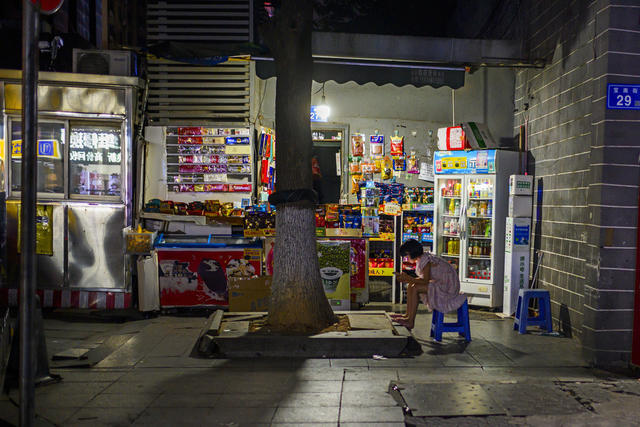 有轨电车 街道 衣物 街景 杂货店 夜景 垃圾车 箱包 美女 超市购物车 搬运车 烟草店 工地 垃圾箱 餐厅