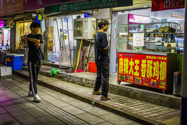 街道 街景 室外 汽车 聚光灯 夜景 大厦 其他 餐厅 电动车 自行车 桶 工地
