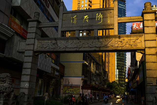 街景  美女 旋转式栅门 杆 交通灯 指示牌 理发店 商场 夜景 街道 大厦 烟草店 杂货店 汽车