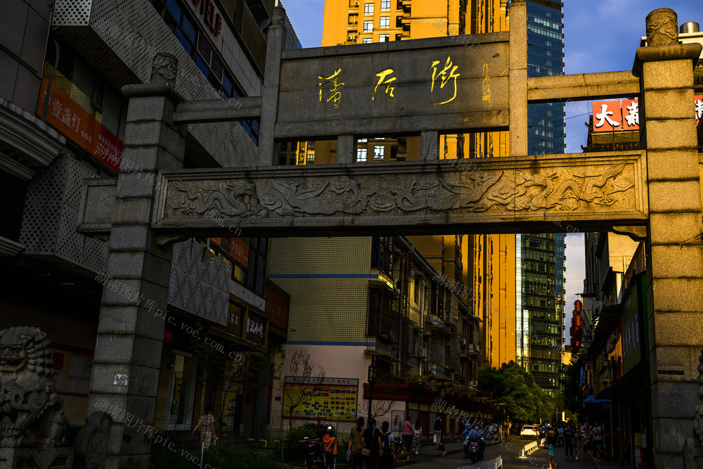  Street View Beauty Rotating Gate Rod Traffic Light Sign Barber Shop Shopping Mall Night View Street Building Tobacco Shop Grocery Shop Car