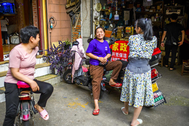 街道 街景 汽车 其他 指示牌 箱包 儿童 美女 理发店 垃圾箱
