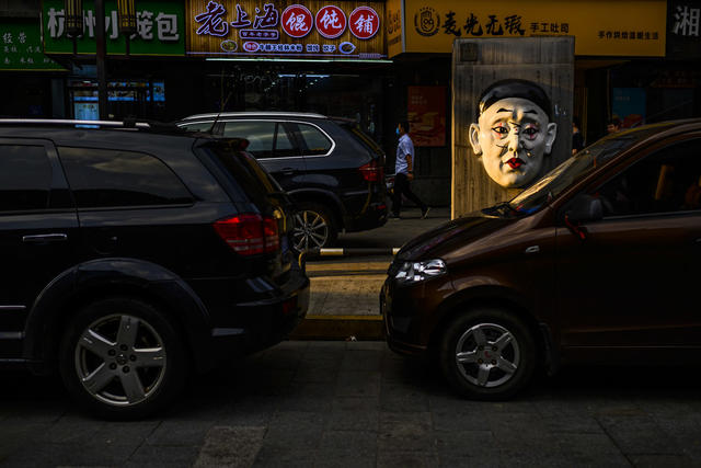 街景  美女 旋转式栅门 杆 交通灯 指示牌 理发店 商场 夜景 街道 大厦 烟草店 杂货店 汽车