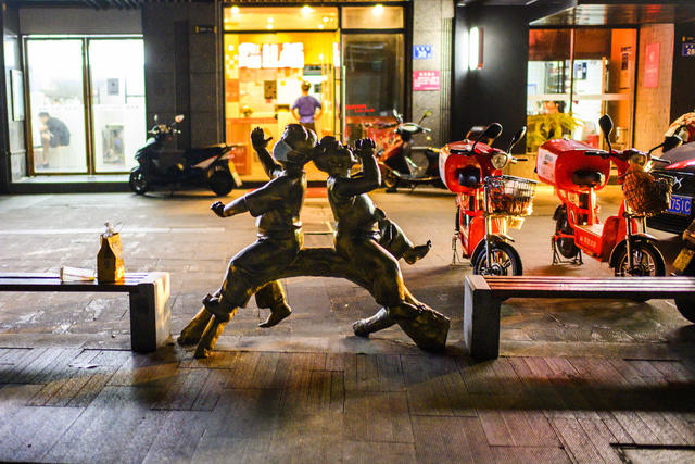 街景  美女 旋转式栅门 杆 交通灯 指示牌 理发店 商场 夜景 街道 大厦 烟草店 杂货店 汽车