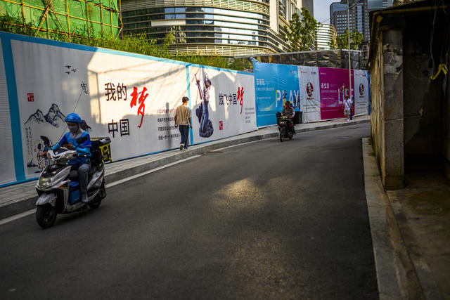 街道 街景 室外 汽车 聚光灯 夜景 大厦 其他 餐厅 电动车 自行车 桶 工地