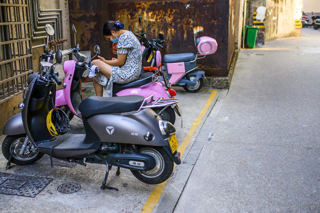 街道 街景 汽车 其他 指示牌 箱包 儿童 美女 理发店 垃圾箱