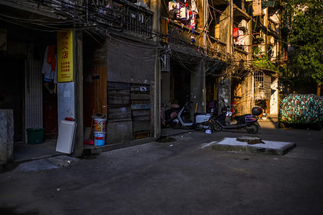 街道 街景 汽车 其他 指示牌 箱包 儿童 美女 理发店 垃圾箱