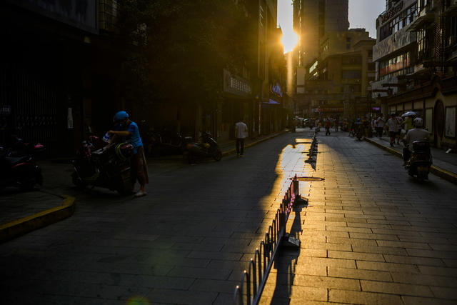 街景  美女 旋转式栅门 杆 交通灯 指示牌 理发店 商场 夜景 街道 大厦 烟草店 杂货店 汽车