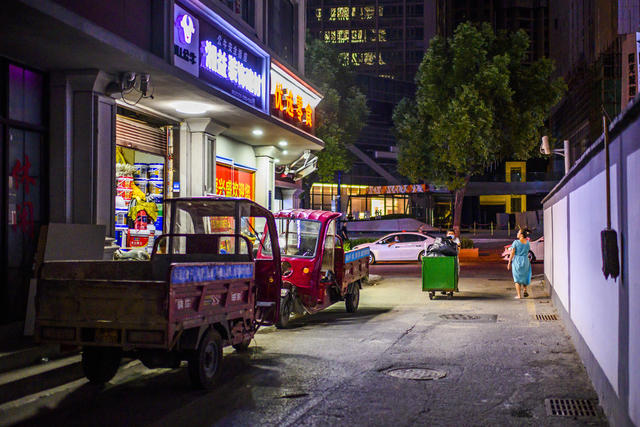 有轨电车 街道 衣物 街景 杂货店 夜景 垃圾车 箱包 美女 超市购物车 搬运车 烟草店 工地 垃圾箱 餐厅